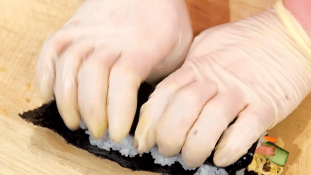 나무 도마 위에서 김밥을 말기