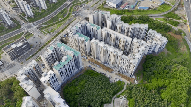 녹지로 둘러싸인 고층 아파트