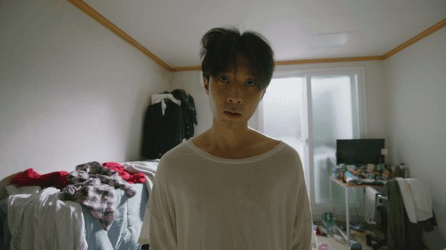 어수선한 방의 젊은 남성