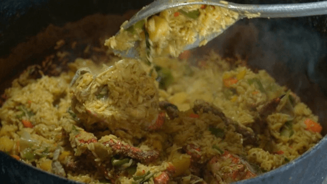 냄비에서 저어지는 게 볶음밥