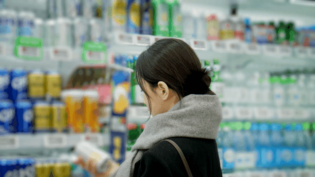 주류 코너에서 맥주를 고르는 여성