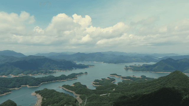 푸른 산으로 둘러싸인 넓은 호수