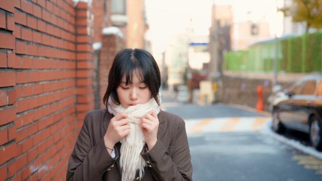 겨울에 거리를 걷는 학생