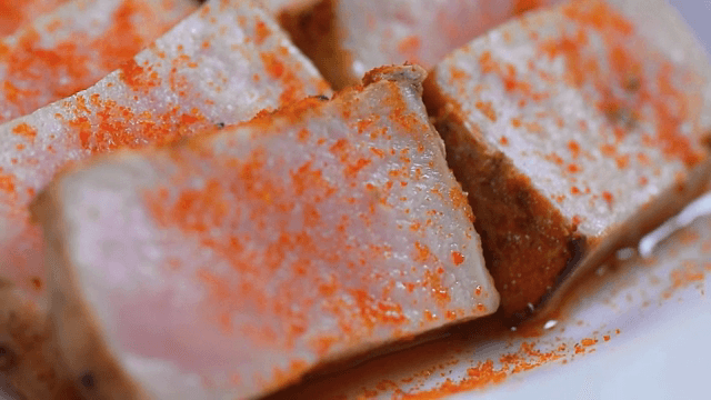 접시에 담긴 양념된 돼지고기 슬라이스