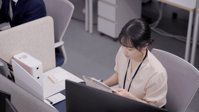 업무에 집중하는 사무직 직원