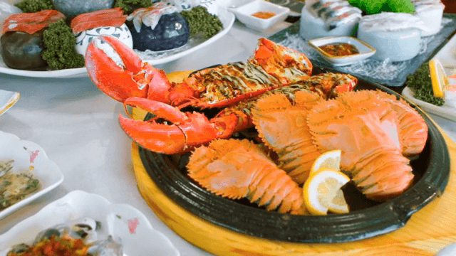 소스를 곁들인 구운 랍스터