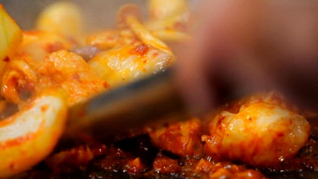 뜨거운 팬에 지글지글 매콤한 볶음요리