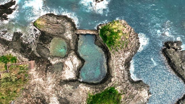 바위 해안과 조수 웅덩이