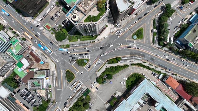 교통 흐름이 있는 번화한 도시 교차로
