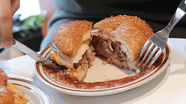 육즙이 가득한 치즈 버거 단면을 보여주는 장면