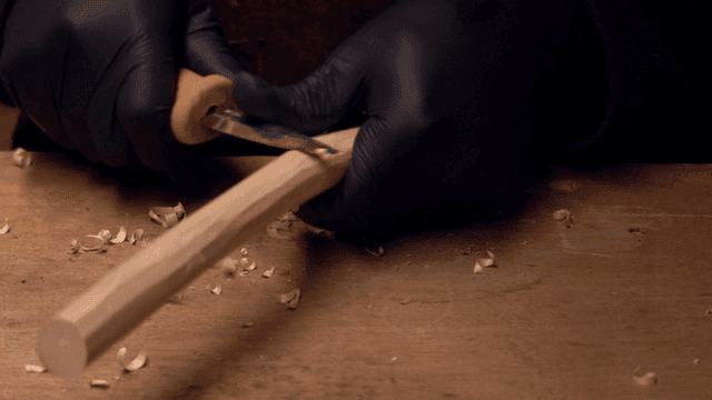 정교하게 나무를 조각하는 손