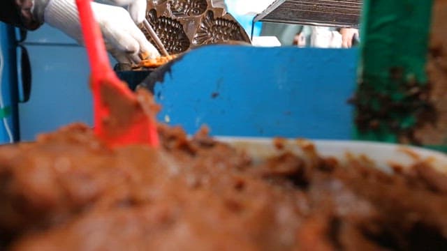 붕어빵 틀 옆에 준비된 단팥소