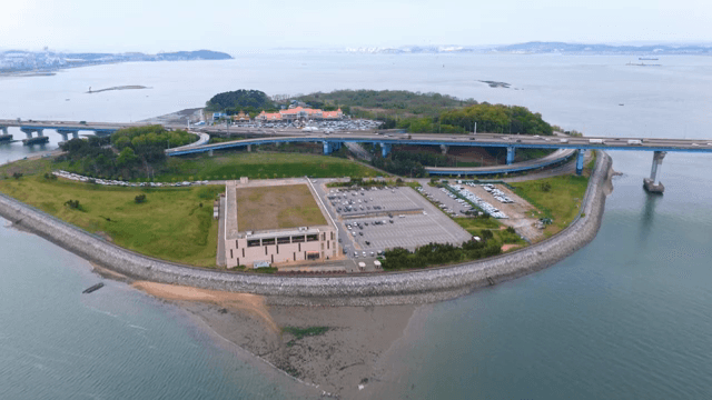 다리와 바다로 둘러싸인 섬