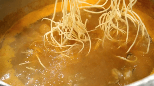 끓는 냄비에 면을 준비하는 장면