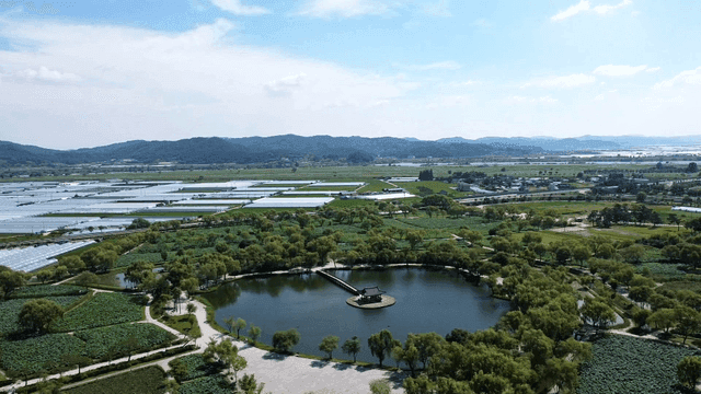 연못이 있는 시골 농장에 정자