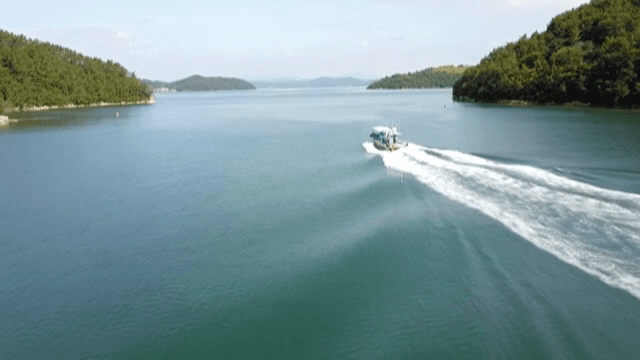 고요한 바다를 항해하는 배