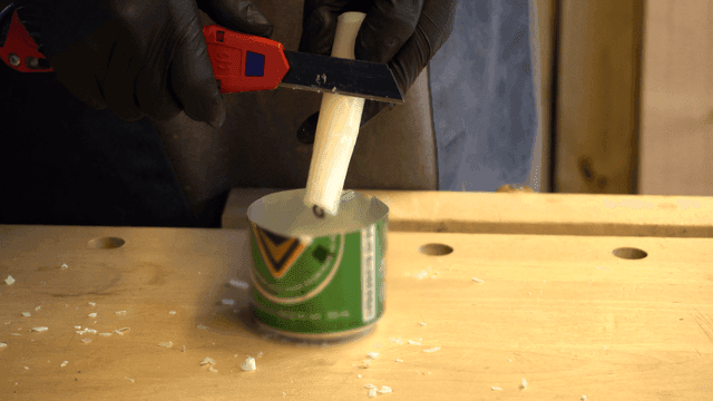 커터칼로 양초 자르기