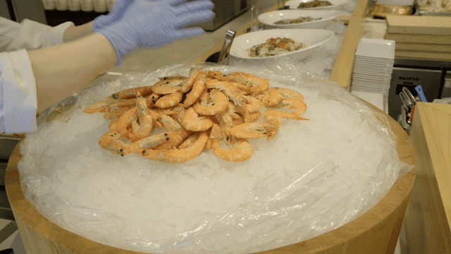 얼음 위에 삶은 새우를 정리하는 모습