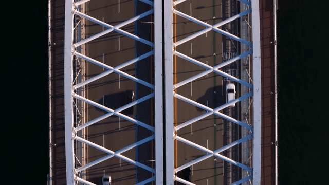 강 위의 다리를 달리는 자동차들