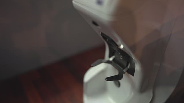 커피 그라인더로 신선한 원두 준비