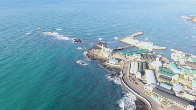 등대가 있는 해안 마을