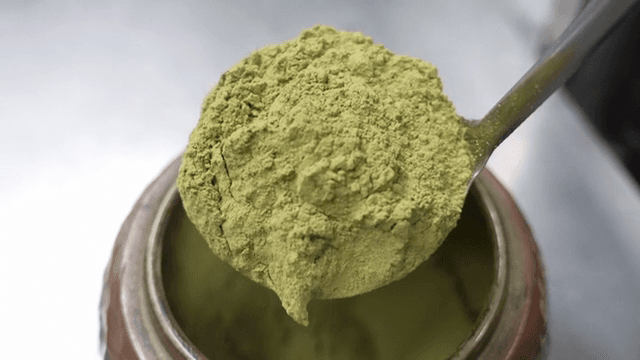 항아리의 녹색 가루 들어올리기