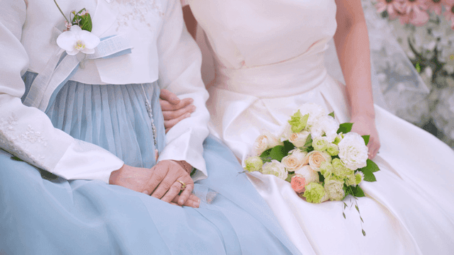 전통 의상을 입은 신부와 어머니