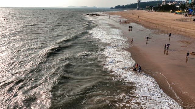 잔잔한 파도가 있는 고요한 해변