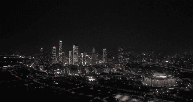 고층 빌딩이 있는 도시의 야경