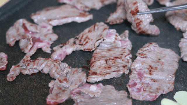 뜨거운 철판 위에서 소고기 구이