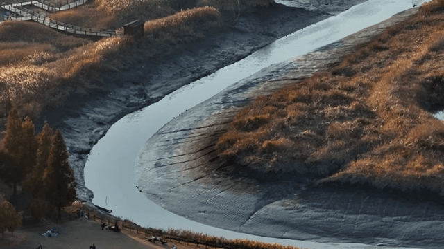 가을 단풍 속 구불구불한 강
