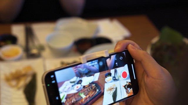 Capturing Dining Experience Through a Smartphone