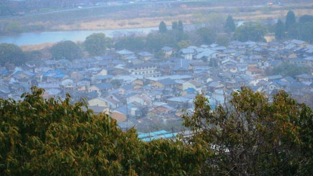 눈이 내리는 평화로운 마을을 내려다 보는 장면