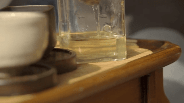 차 여과기에 뜨거운 물 붓기