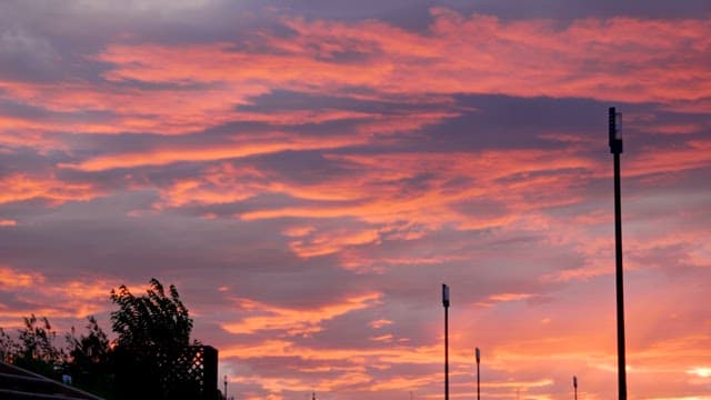 다채로운 구름과 함께하는 화려한 일몰