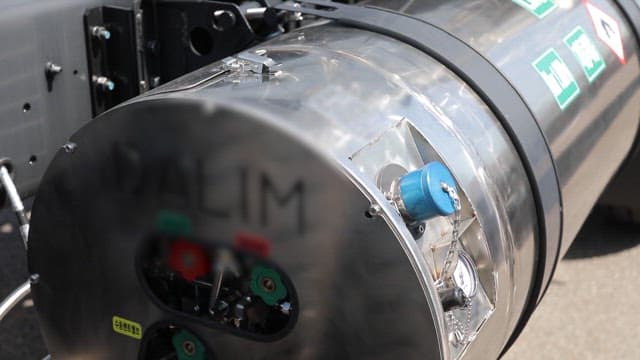 파란 밸브와 경고 라벨이 있는 산업용 LNG 탱크