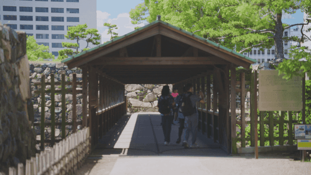 나무 다리를 걷고 있는 사람들