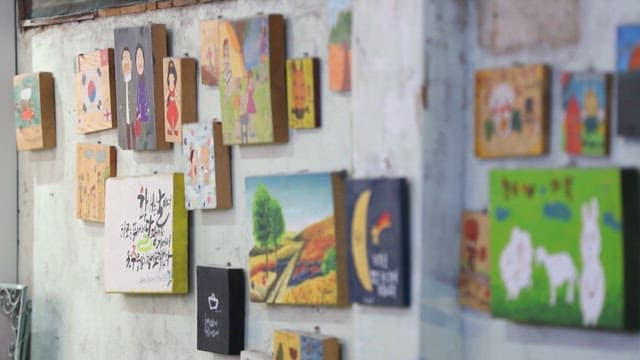 다채로운 그림으로 장식된 벽