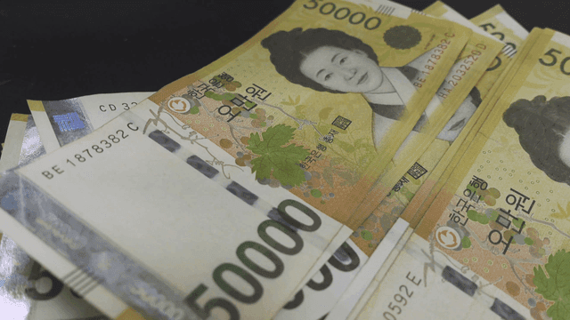 수북히 쌓이는 오만원 지폐들