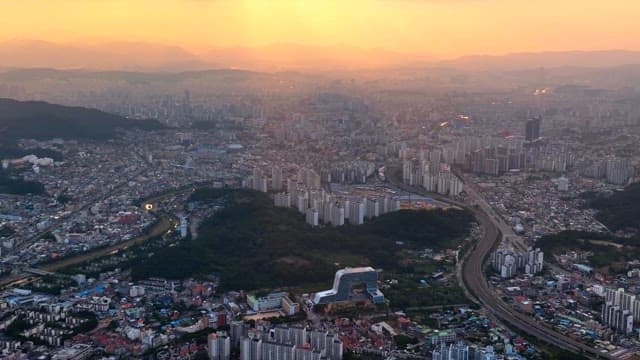 해질녘의 광활한 도시 풍경