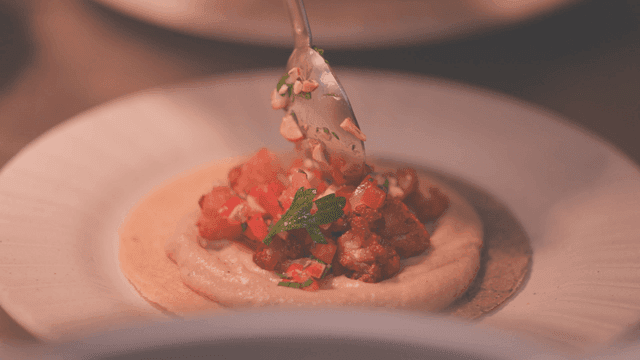 다양한 고명을 올리는 고급 요리