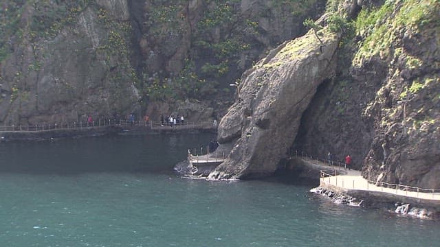 Coastal Trail Created Along the Topography of Coastal Cliffs