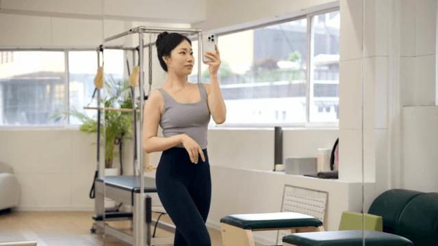 피트니스 스튜디오에서 셀카를 찍는 여성