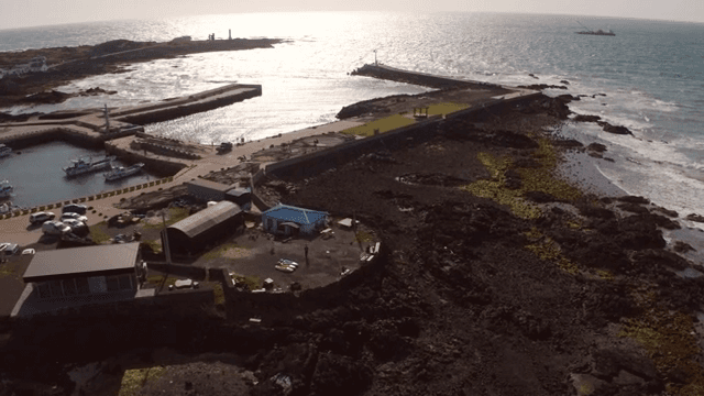 바위 해안선이 있는 해안 마을