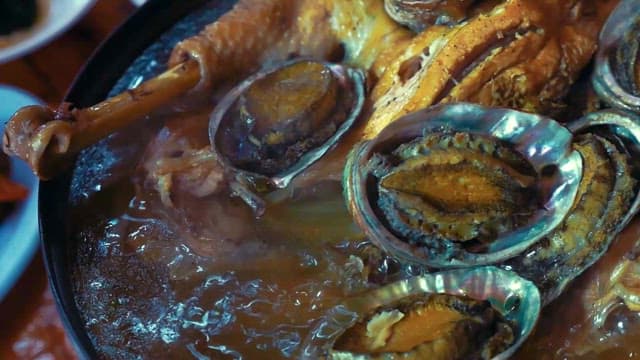 모락모락 끓고 있는 전복 삼계탕