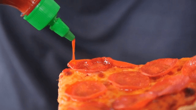 페퍼로니 피자에 뿌리는 스리라차 소스