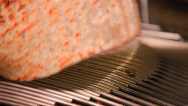 그릴 위에서 굽는 돼지껍데기