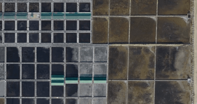 염전의 항공 뷰