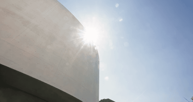 햇빛 아래 현대적인 콘크리트 외벽의 건물