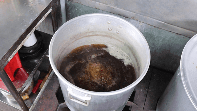 스토브 위에서 끓고 있는 큰 냄비의 간장